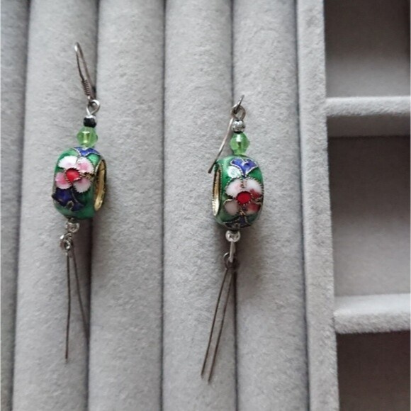 Green enamel round flowers dangling earrings - Picture 1 of 6